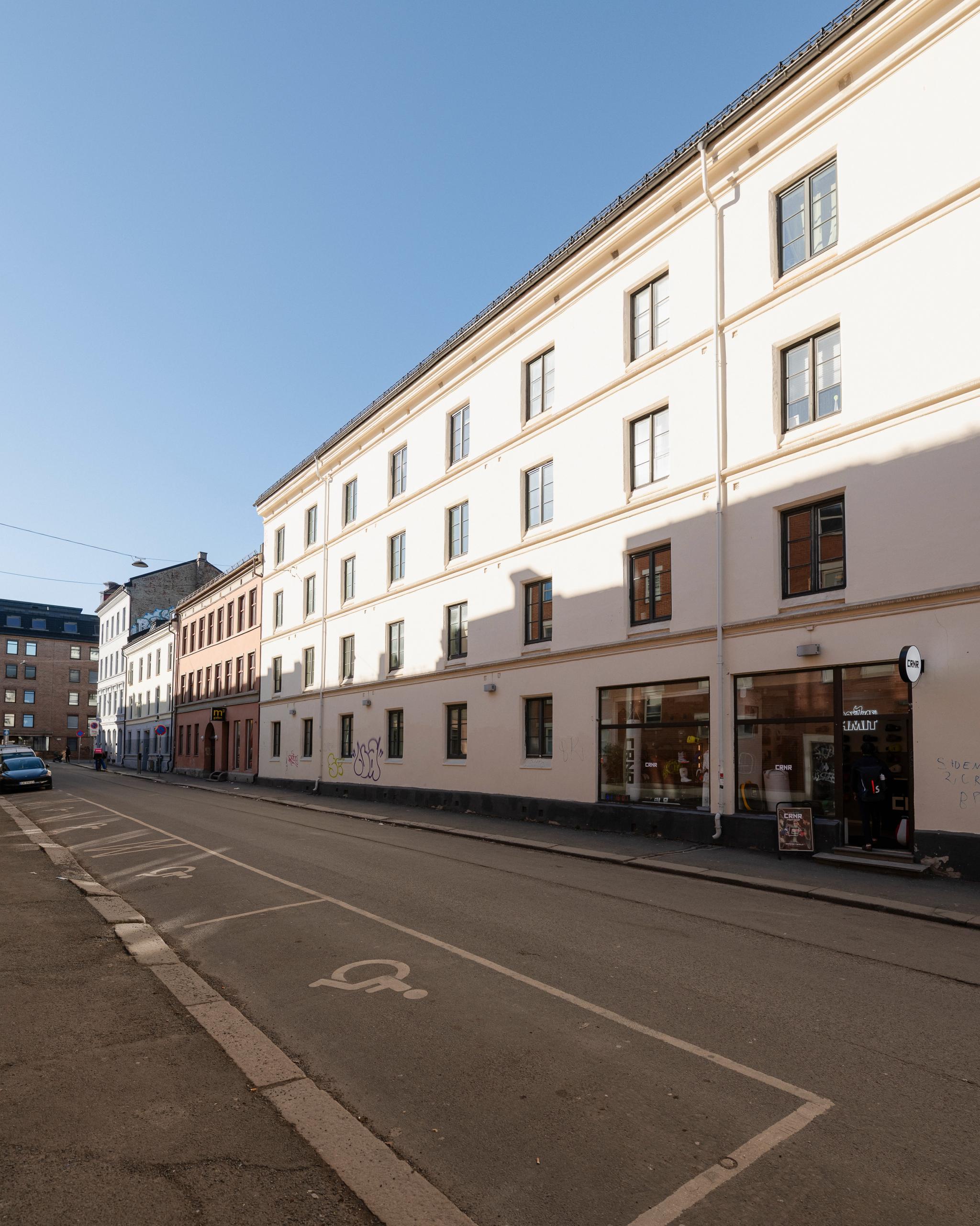 Leiligheten er beliggende i de to øverste etasjene i et klassisk bygg fra 1892. Her bor du midt i hjertet av byen, omgitt av alt du kan ønske deg.